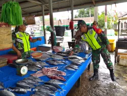 laksanakan peninjauan harga bahan pokok di Pasar tradisional Ulle jalan oleh Babinsa Koramil 04 Beutong di wilayah Binaan nya