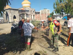 Babinsa Koramil 17/Geumpang bersama Warga Gotong Royong Bersihkan Masjid Besar Syuhada