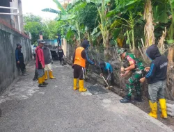 Koramil-04/Paleteang Kerja Bakti Bersihkan Saluran Air Bersama warga