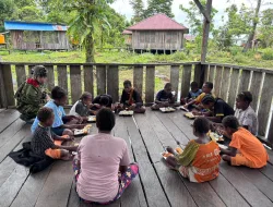 Satgas Pamtas Mobile Yonif 733/Masariku Jangkau Pelosok Papua, Gelar Program “Masariku Peduli Gizi” di SD Rimba YPPK Yan Smith Mumugu