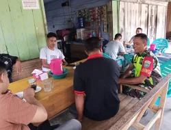 Perkuat Silaturahmi, Babinsa Koramil 17/Geumpang Gelar Komsos dengan Warga Desa Bangkeh