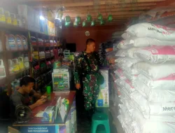 Babinsa Koramil 03/Senagan Timur Mengecek Ketersediaan Pupuk Pertanian Di Desa Binaan