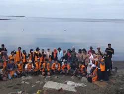 Babinsa 1405-04/Soppeng Riaja Laksanakan Karya Bakti Bersama Mahasiswa KKN UNM dan Warga Kelurahan Takkalasi