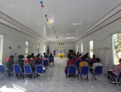 Satgas Yonif 733/Masariku Turut Melaksanakan Ibadah di Gereja Katolik Desa Krepkuri