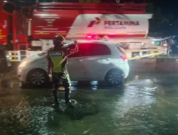 Babinsa Koramil 1405-05/Mallusetasi Bantu Atur Lalu Lintas Akibat Banjir di Jalan Poros Trans Sulawesi