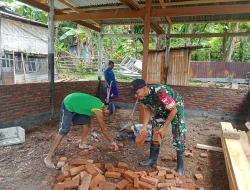 Babinsa Desa Ajakkang Bantu Warga Bangun Rumah, Wujud Nyata Kedekatan TNI dengan Rakyat