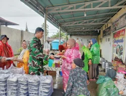 Giat Jum’at Berkah, Koramil 07/Pauh Kambar Bagikan Nasi Kotak Gratis Masyarakat Yang Terkena Dampak Banjir