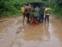 Babinsa Koramil 05/Lubuk Alung Bantu Evakuasi Penemuan Mayat Korban Banjir Bandang di Jembatan Kembar