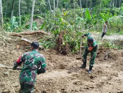 Babinsa Koramil 03/Sungai Sarik dan Warga Gotong Royong Bersihkan Material Longsor di Nagari Koto Dalam Barat