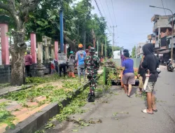 Babinsa Koramil 1404-04/Paleteang Gelar Kerja Bakti Bersama Warga Bersihkan Drainase Lasinrang Park