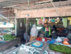 Babinsa Posramil Suka Makmue melaksanakan kegiatan komsos dengan Masyarakat di desa binaan