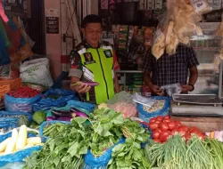 Babinsa Koramil 15/Tiro Cek Ketersediaan Sembako Pasca Banjir, Imbau Pedagang Tidak Naikkan Harga Secara Tidak Wajar