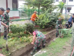 Semangat Gotong Royong Personil Koramil 1419-02/Enrekang Gelar Karya Bakti Pembersihan Selokan