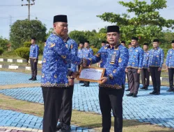 HUT KORPRI Ke-54, Lapas Banjarbaru Berikan Penghargaan Pegawai Teladan Kepada Dua Petugas