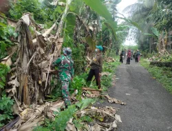 Babinsa Koramil 1404-05/Patampanua dan Warga Gotong Royong Bersihkan Saluran Air di Kelurahan Benteng