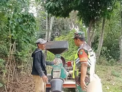 Komsos di desa Binaan, Babinsa Koramil 15/Tiro Terima Keluhan Warga soal Kelangkaan BBM Pascabanjir di Pidie