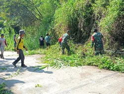 Tetap Jaga Ke Bersihan, Personil Koramil 1419-03/Baraka Bersama Warga Karya Bakti Pembersihan Selokan