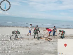 Koramil 1404-07/Lembang Gelar Kerja Bakti Bersihkan Pantai di Desa Sabbangparu