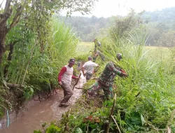 Wujud Kepedulian Koramil 04/Alla Bersama Warga Laksanakan Karya Bakti Pembersihan Selokan