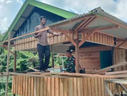 Babinsa Koramil 06/Telda Bantu Warga Pasang Atap Rumah