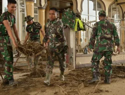 Pasca Banjir,Personel Kodim 0102/Pidie dan Yon Armed 17/RC, Bersihkan Mesjid Baitul Magfirah Blang Awe Pidie Jaya