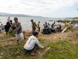 Babinsa Koramil 1404-01/Suppa Bersama Warga Gelar Kerja Bakti Bersihkan Saluran Air di Dusun Tanamilie