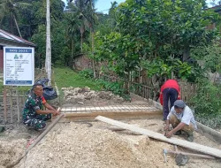Babinsa Bantu Pembuatan Jembatan Gorong Gorong Di Desa Binaan