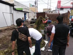 Babinsa 1405-02/Soreang Gelar Kerja Bakti Pembersihan Bahu Jalan di Kelurahan Ujung Lare