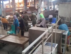 Jumat Bersih Anggota Koramil 1419-02/Enrekang Gelar Karya Bakti Pembersihan Pasar Sentral Enrekang
