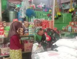 Babinsa Cek Harga Kebutuhan Pokok Didesa Binaan