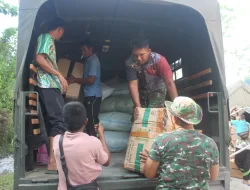 Personil TNI terus bergerak salurkan Sembako dan Kebutuhan Pokok Untuk warga yang terkena Musibah Banjir