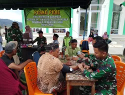 Babinsa Koramil 16/ Tangse Kawal Pengobatan Gratis Tim Kesad Untuk Korban Banjir Bandang Tangse.