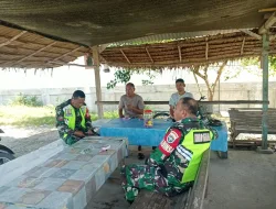 Babinsa melaksanakan giat komsos bersama masyarakat
