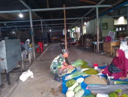 laksanakan peninjauan harga bahan pokok di Pasar tradisional Ulle jalan oleh Babinsa Koramil 04 Beutong di wilayah Binaan nya