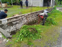 Musim Hujan Tiba, Babinsa 17/Geumpang Bersma Warga Bersihkan Parit Cegah Banjir