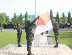 Dandim 1404/Pinrang Pimpin Upacara Bendera dan Berikan Jam Komandan kepada Personel Kodim 1404/Pinrang