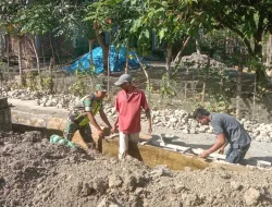 Babinsa Koramil 03/ Delima Gotong Royong Pengecoran Jalan dan Pondasi Rumah Warga