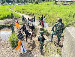 BABINSA KORAMIL 1703-03/OBANO BERSAMA ANGGOTA SATGAS PAMTAS YONIF 711/RKS MELAKSANAKAN KARYA BAKTI PENIMBUNAN JALAN KAMPUNG OBANO