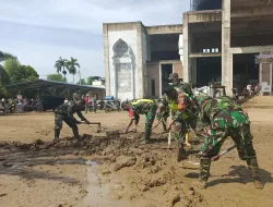 Pulihkan Fasilitas Umum, Kodim 0102/Pidie Bersihkan Lumpur di Masjid At-Taqwa