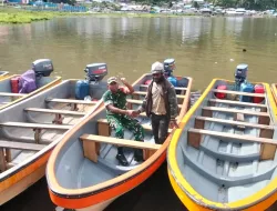 BABINSA KORAMIL 1703-01/ENAROTALI GIAT KOMSOS DENGAN MOTORIS SPEED BOAT DI PELABUHAN AIKAI