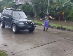 Danramil 1405-05/ Mallusetasi Pimpin Pengawasan dan Pengaturan Arus Lalu Lintas di Jalan Raya Terdampak Banjir