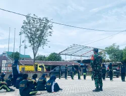 Tumbuhkan Sifat Disiplin,Babinsa Koramil 0907/03 Tarbar Ajarkan Siswa – Siswi SMPN 12 PBB