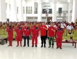 DANRAMIL 1703-01/ENAROTALI HADIRI PELANTIKAN SATUAN TUGAS (SATGAS) PEMBERSIHAN KAMPUNG DAN PENANAMAN POHON DI LINGKUNGAN SE-KABUPATEN PANIAI