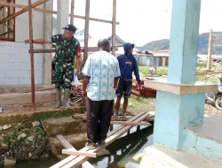 BABINSA KORAMIL 1703-01/ENAROTALI TINJAU PROGRES PEMBANGUNAN FASILITAS UMUM DI WILAYAH BINAAN