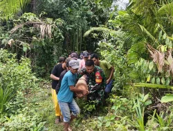 Babinsa Gotong Royong Membersihkan Jalan Bersama Warga Desa