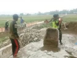 Kerja Sama Gotong Royong Babinsa dan Warga Bangun Drainase Jalan di Desa Gintong