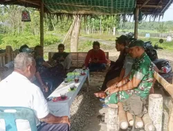 Gencarkan Komsos, Babinsa Koramil 03/Delima Jalin Dialog Santai Bersama Warga Desa Neulop Reubee