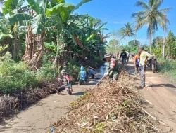 Peduli Kebersihan Lingkungan, Babinsa Koramil 1404-04/Paleteang Gelar Kerja Bakti Bersama Warga