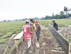 Koptu Rudi Awaludin Turun Langsung Bantu Warga Bangun Irigasi Persawahan di Desa Beureuleung