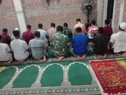 Tingkatkan Iman dan Kebersamaan, Babinsa Koramil 05/Indra Jaya Shalat Subuh Berjamaah Bersama Warga